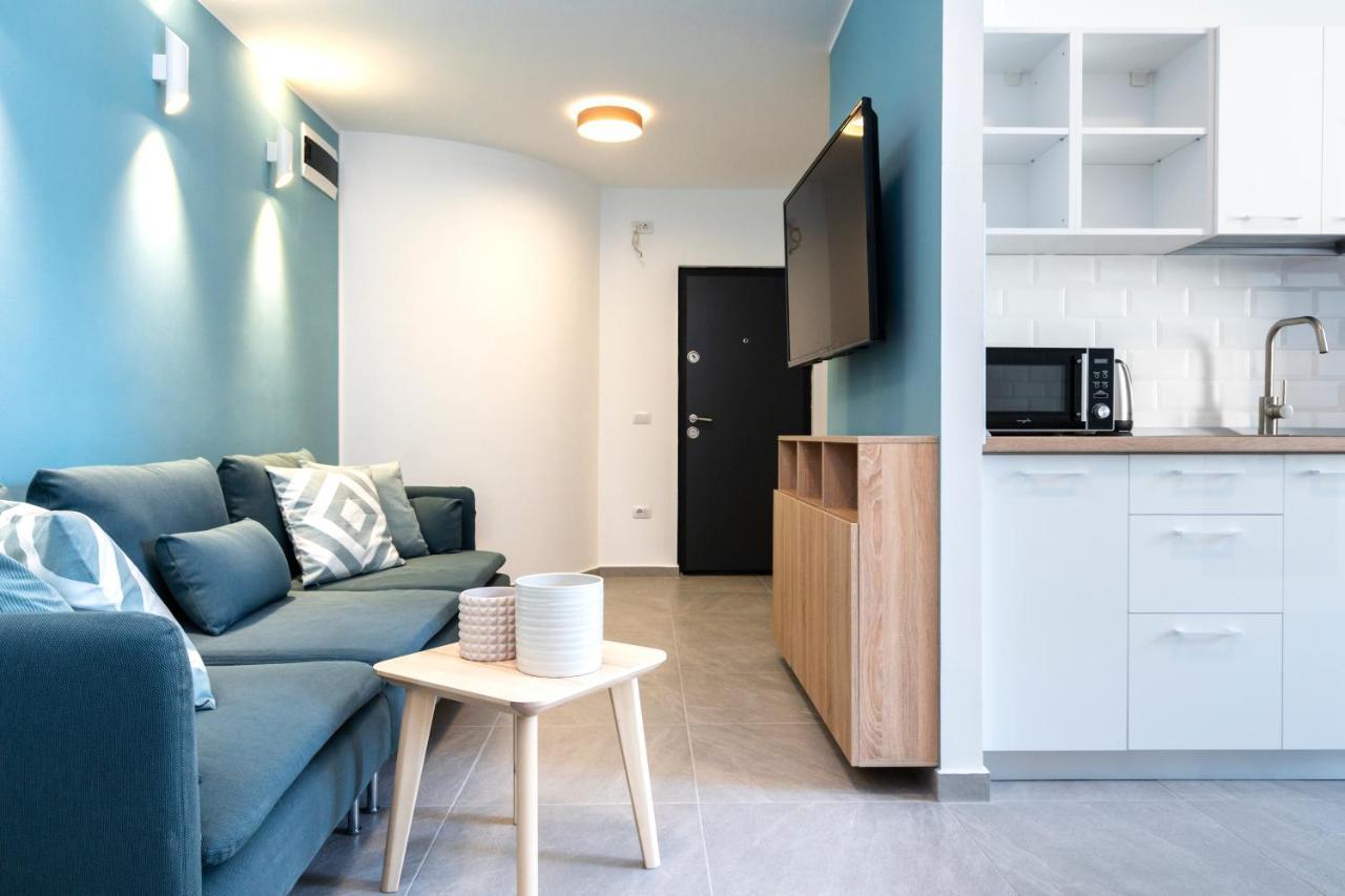 Sapphire In The Center Of Apartment