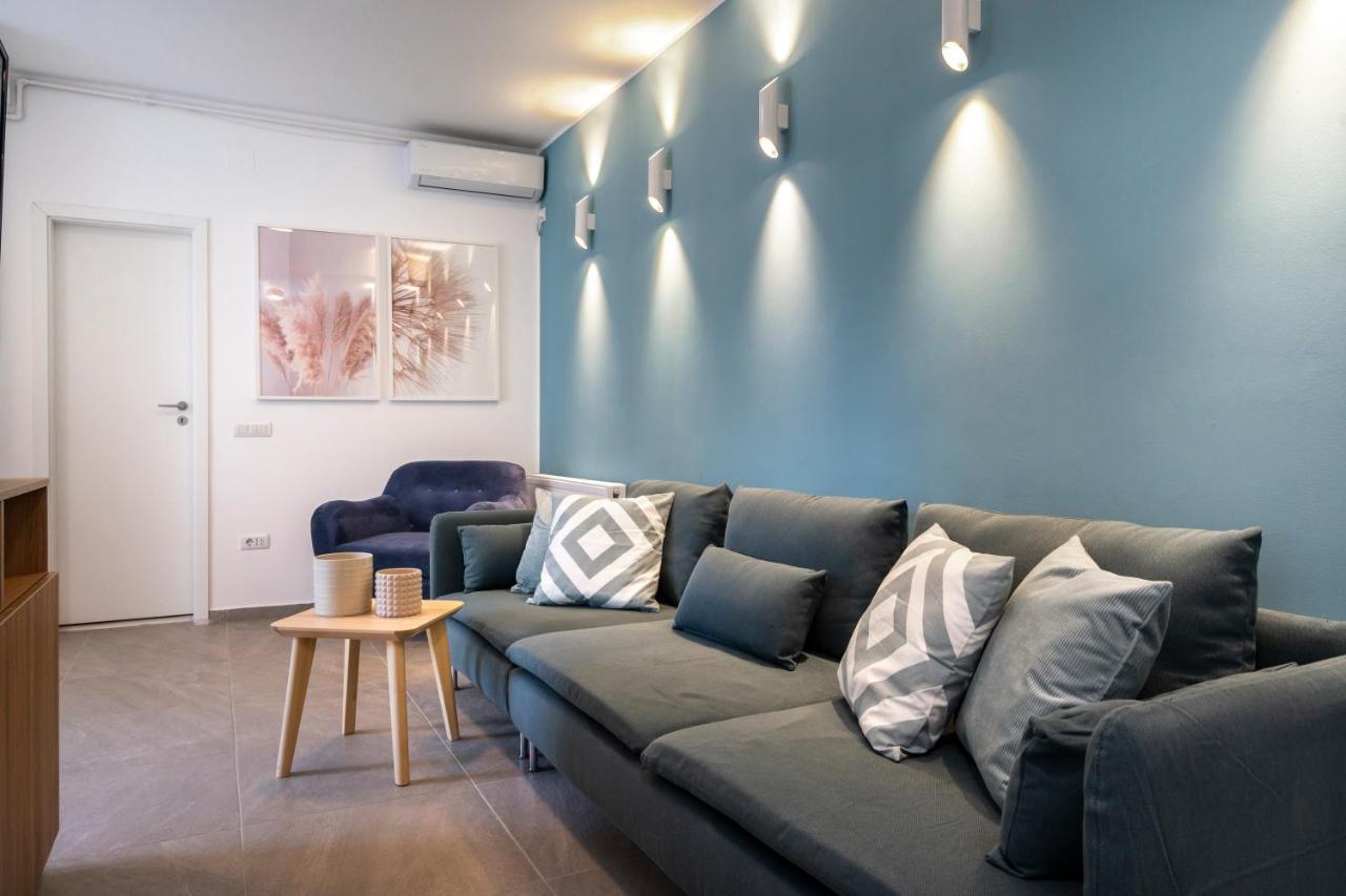 Sapphire In The Center Of Apartment *