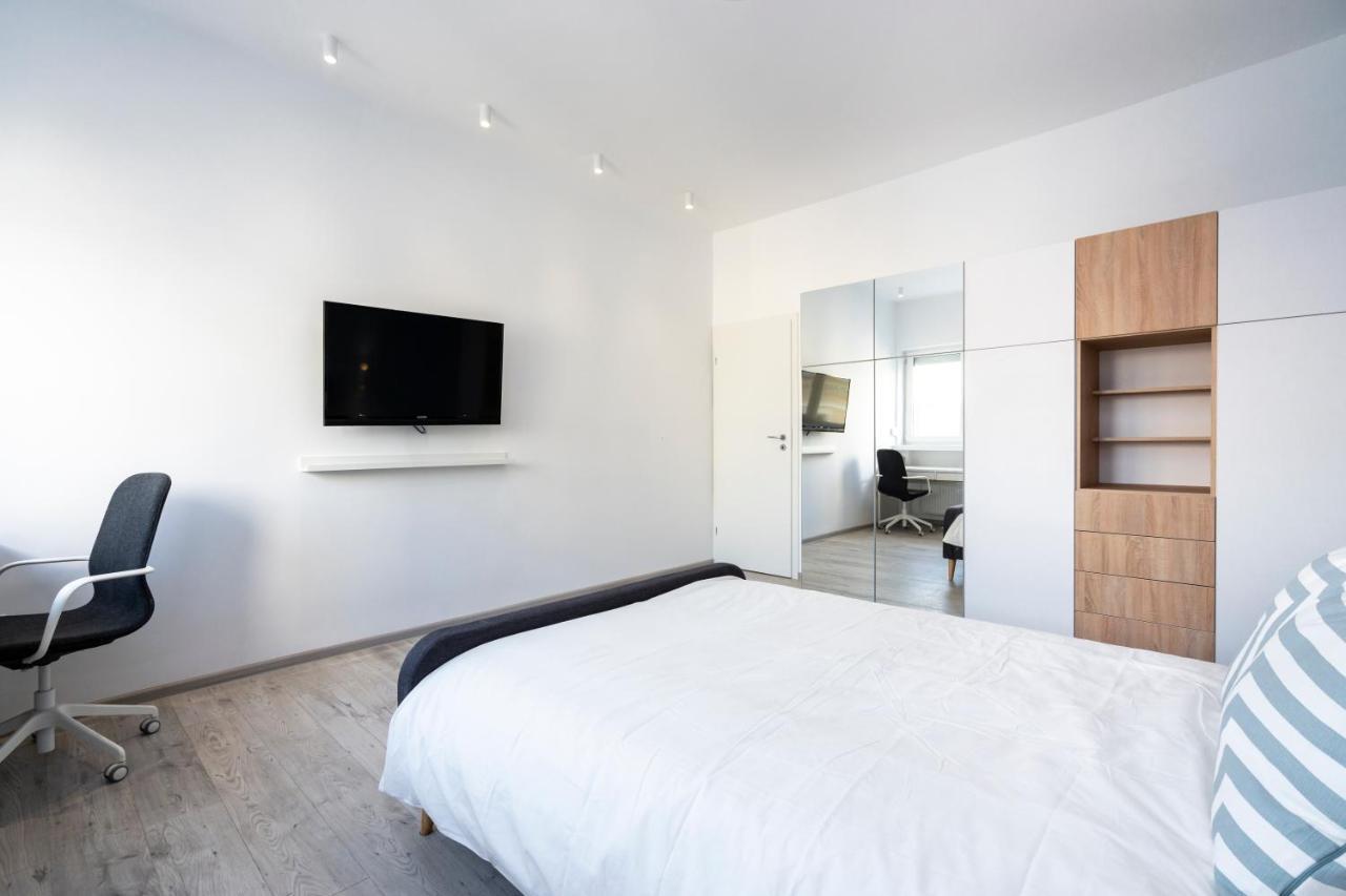 Sapphire In The Center Of Apartment Bucharest