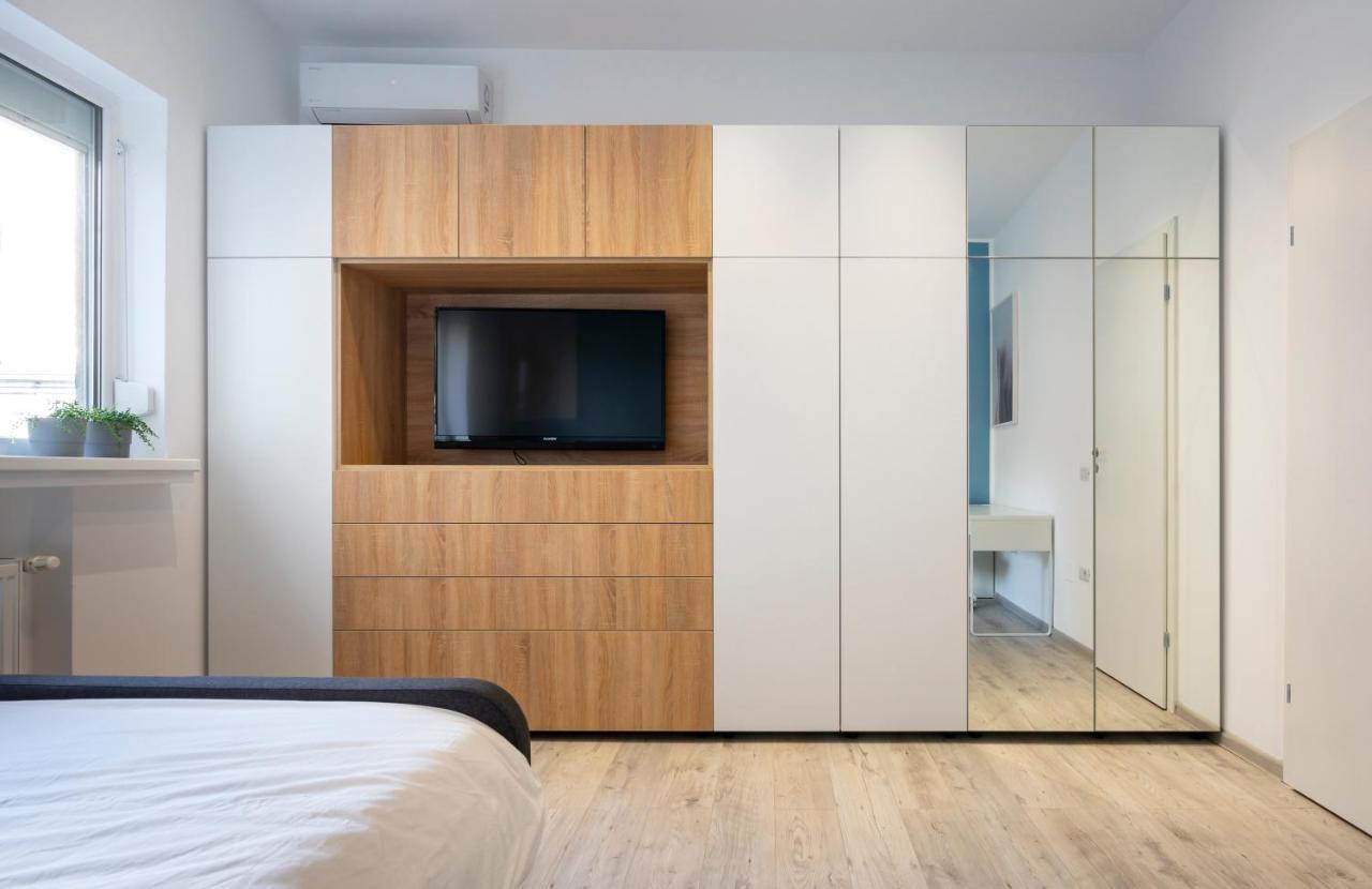 Sapphire In The Center Of Apartment