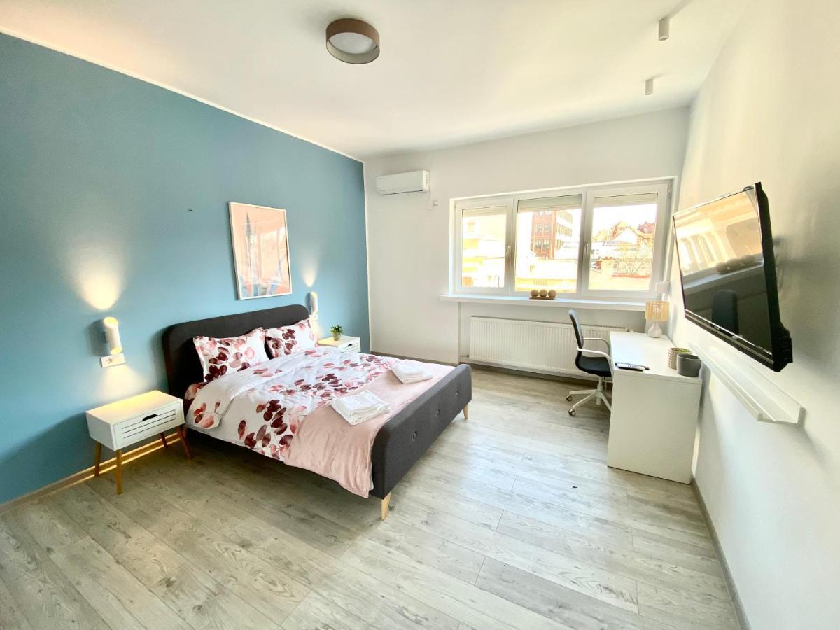 Sapphire In The Center Of Apartment Bucharest