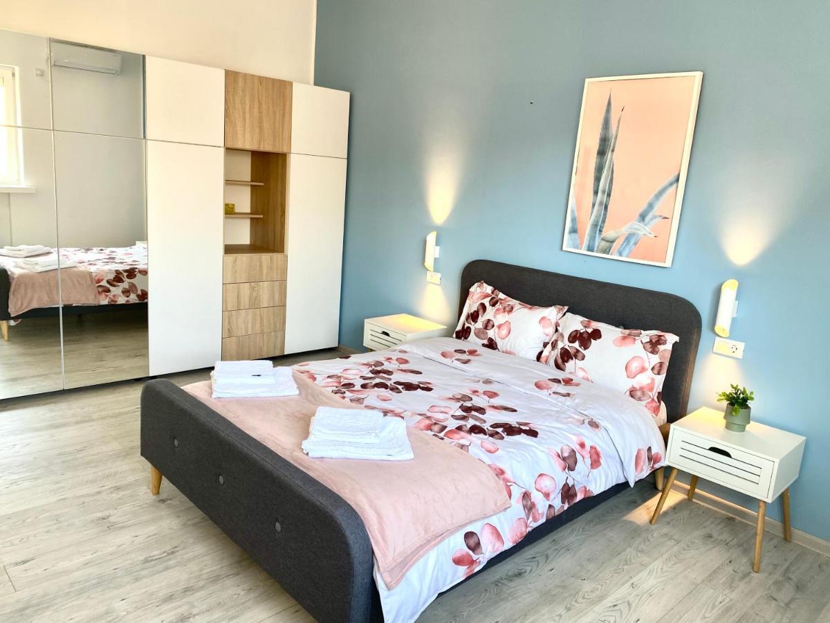 Sapphire In The Center Of Apartment Bucharest