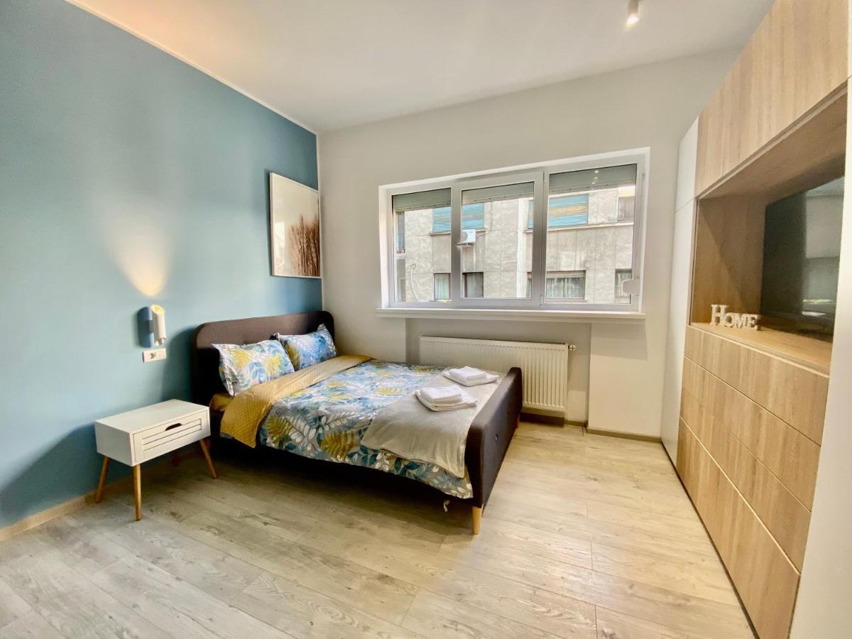 Sapphire In The Center Of Apartment *